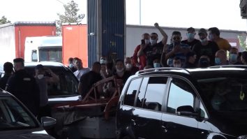 Mesajul diasporei paralizată în vama Nădlac: „Stăm ca oile în ţarc. Ce faceţi cu ţara românească?”