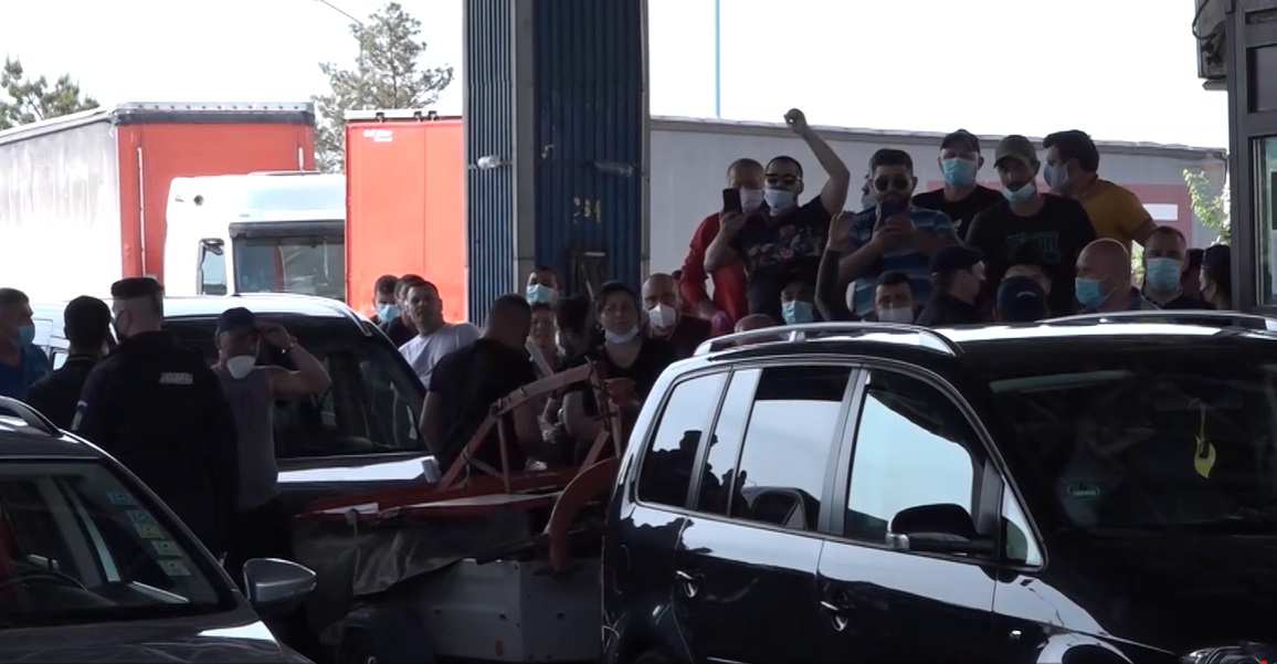 Mesajul diasporei paralizată în vama Nădlac: „Stăm ca oile în ţarc. Ce faceţi cu ţara românească?”