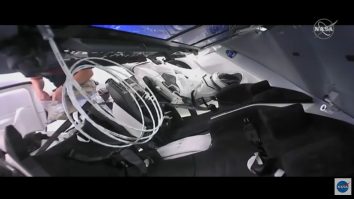 Cei doi astronauţi americani de la bordul navei Crew Dragon au ajuns la bordul SSI