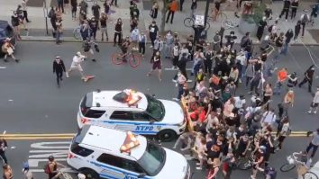 Momentul în care mașinile de poliție din New Work intră în protestatari