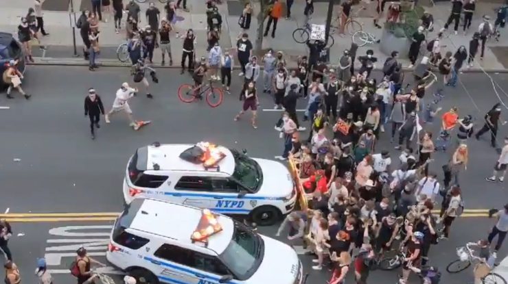 Momentul în care mașinile de poliție din New Work intră în protestatari