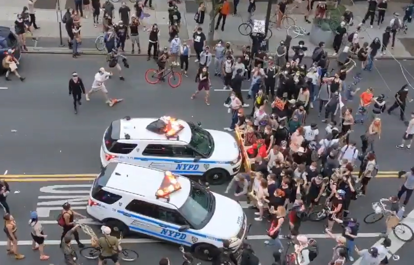 Momentul în care mașinile de poliție din New Work intră în protestatari