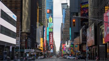 „Opriți izolarea! Deschideți orașul, acum!”. New York-ul moare, străzile sunt goale, iar oamenii sunt în pragul sărăciei