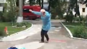 Un supraviețuitor Covid-19 a dansat de bucurie după ce s-a vindecat. Momentul în care „joacă virusul în picioare“