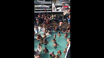 Americanilor nu le pasă de Coronavirus și se îmbulzesc în piscină. Ce declară una dintre petrecărețe