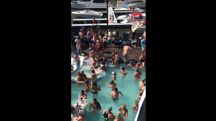 Americanilor nu le pasă de Coronavirus și se îmbulzesc în piscină. Ce declară una dintre petrecărețe