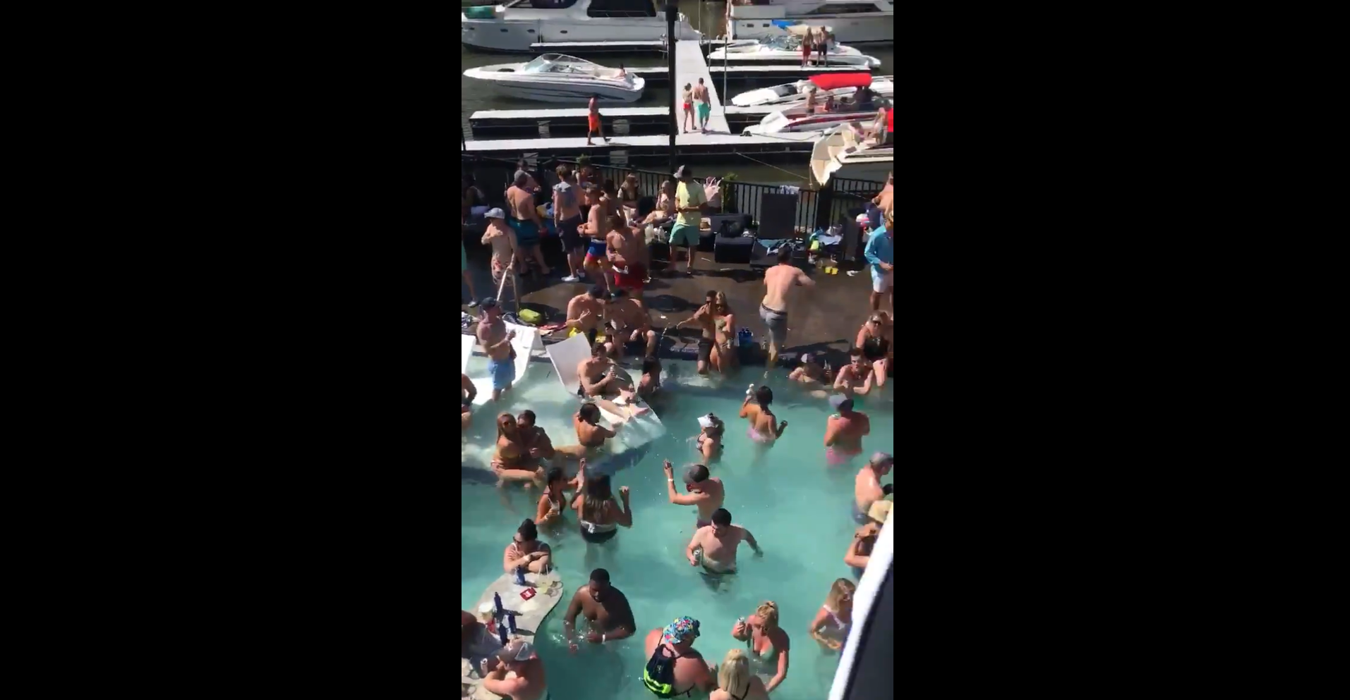 Americanilor nu le pasă de Coronavirus și se îmbulzesc în piscină. Ce declară una dintre petrecărețe