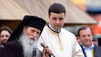 Zeci de persoane au venit să-l întâmpine pe ÎPS Pimen la Suceava, deși legea limitează numărul celor care au acces în biserică