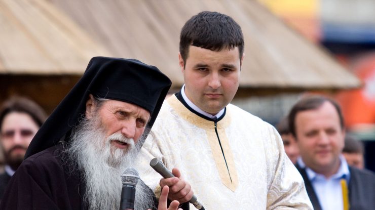 Zeci de persoane au venit să-l întâmpine pe ÎPS Pimen la Suceava, deși legea limitează numărul celor care au acces în biserică