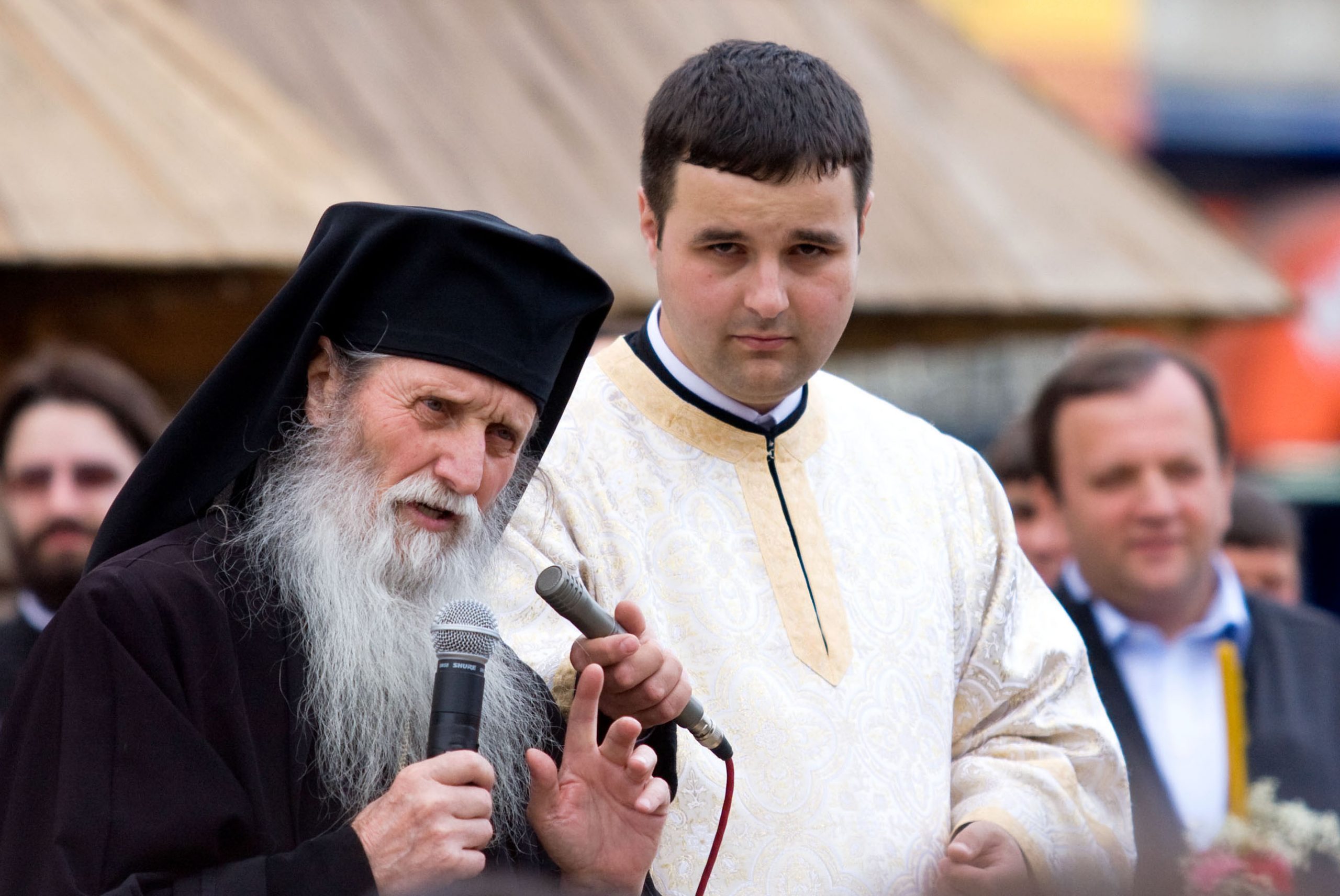 Zeci de persoane au venit să-l întâmpine pe ÎPS Pimen la Suceava, deși legea limitează numărul celor care au acces în biserică