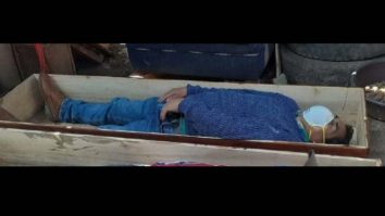 Un primar beat s-a culcat într-un sicriu și s-a prefăcut mort ca să scape de poliție