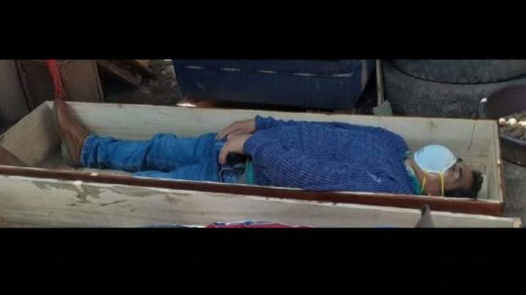 Un primar beat s-a culcat într-un sicriu și s-a prefăcut mort ca să scape de poliție