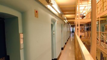 Zoom la zdup. Fără colete și vizite intime, deținuții au început să folosească și ei aplicația