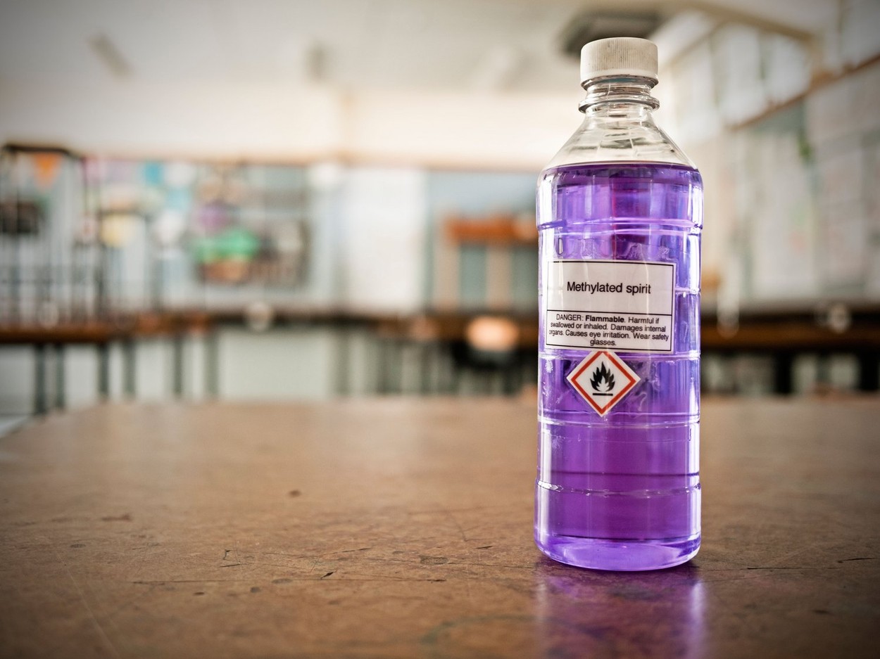 Dosarul spirtului contrafăcut: Audieri, percheziții și 10 oameni morți