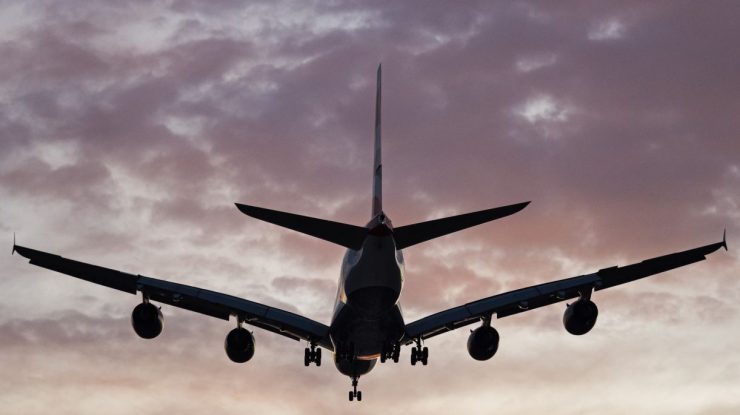 O companiei aeriană a promis că va lăsa scaunele din mijloc goale, însă o poză demonstrează contrariul