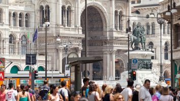 În stil italian. Locuitorii din Milano au luat cu asalt spaţiile publice fără măsuri de protecţie