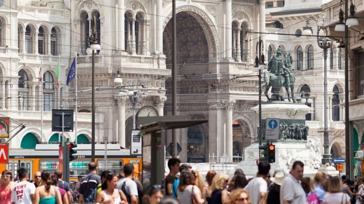 În stil italian. Locuitorii din Milano au luat cu asalt spaţiile publice fără măsuri de protecţie