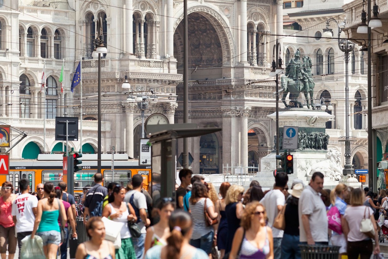 În stil italian. Locuitorii din Milano au luat cu asalt spaţiile publice fără măsuri de protecţie