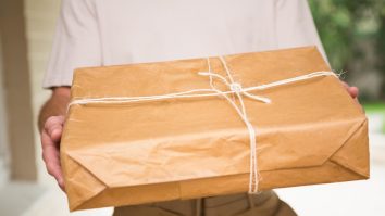 În loc să semnezi, faci poză cu coletul pentru a arăta că ai primit comanda, în Franța