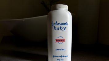 Johnson & Johnson va înlocui pudra pe bază de talc pentru bebeluşi cu amidon de porumb