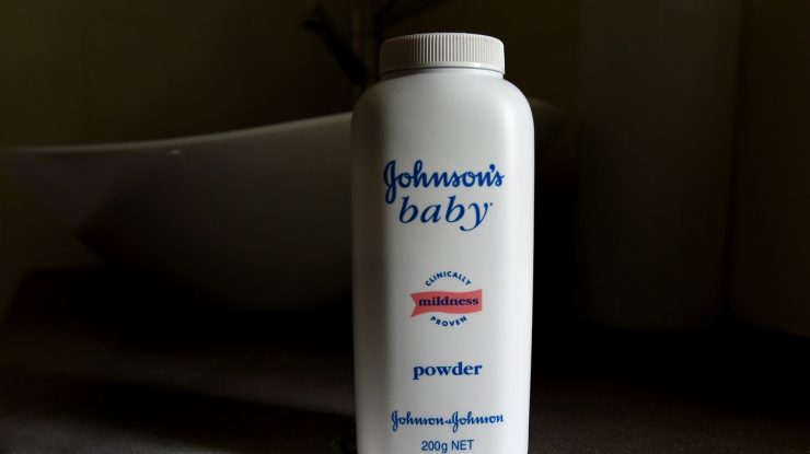Johnson & Johnson nu mai vinde pudra pentru bebeluși în SUA și Canada