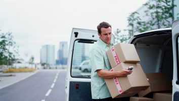 Le-ai dublat comenzile curierilor cât ai stat în izolare, dar nu şi bacşişul