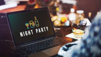 De pe plajă, la tine acasă. Un club de fițe a dat party virtual cu Delia și faimoasele roabe cu şampanie