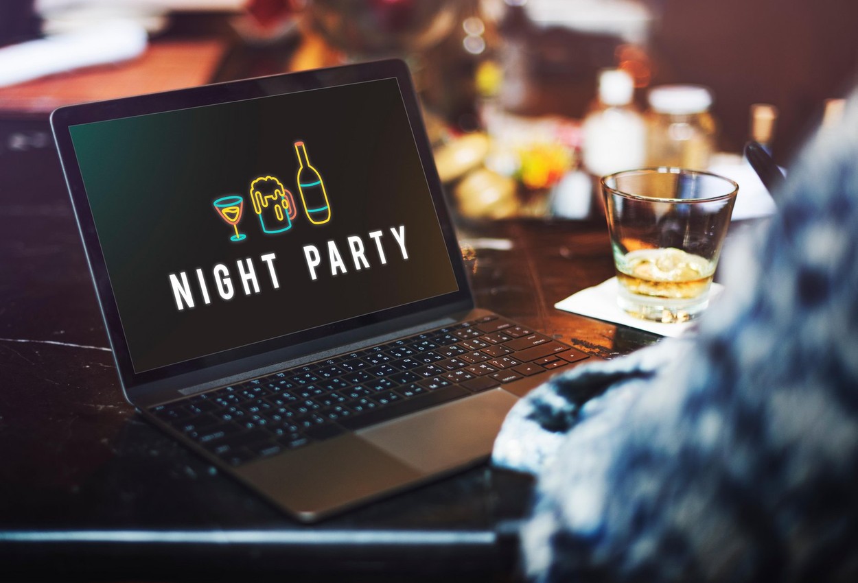 De pe plajă, la tine acasă. Un club de fițe a dat party virtual cu Delia și faimoasele roabe cu şampanie