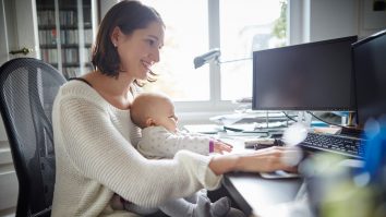 Sondaj. Aproape jumătate dintre românii care au copii spun că lucrează greu de acasă. Ce îi deranjează pe angajatori