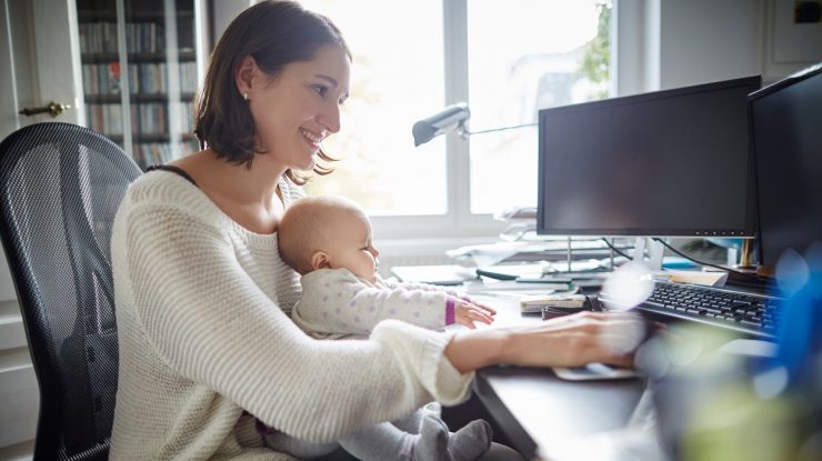 Sondaj. Aproape jumătate dintre românii care au copii spun că lucrează greu de acasă. Ce îi deranjează pe angajatori