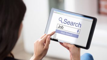 700.000 de români își caută un nou job, jumătate din ei fiind cei întorși din străinătate