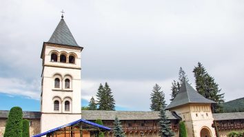Un nou focar de Covid-19 în Suceava: 31 de călugări de la Mănăstirea Putna, internați în spital