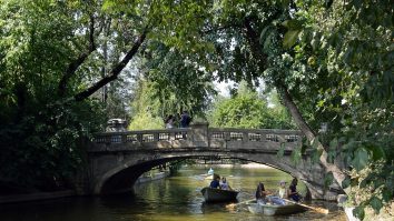 Din acest weekend se deschid parcurile și cimitirele din capitală