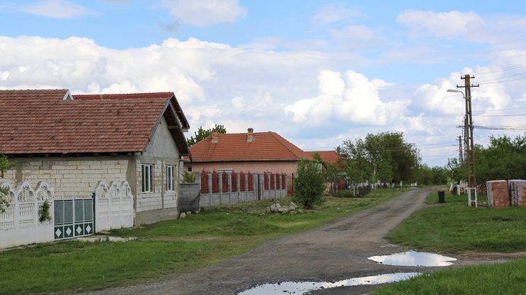 Coronavirusul de pe ulițe prevenit de săteni cu țuică fiartă și piper