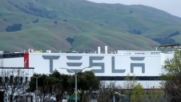 În ciuda interdicției, Tesla repornește producția. Elon Musk: Cer ca eu să fiu cel arestat