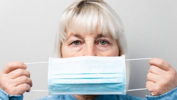 Din 15 mai ești obligat să ai mască de protecție. Un medic te învață să o porți corect