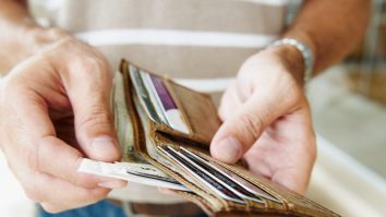 Statul face datorii pentru tine. Fiecare român va contribui cu până la 5.900 de lei la buget