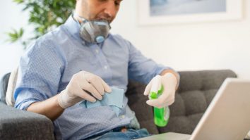 Gadgeturi care te ajută în timpul epidemiei de coronavirus. Masca de protecție SMART și dispozitivul care îți deschide ușa