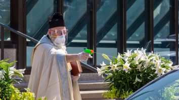 Un preot „îi binecuvântează“ pe credincioși cu un pistol de jucărie. Avalanșă de glume online