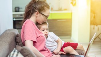 Îți poți traumatiza copilul prin munca ta de acasă.  Micuțul se poate simți singur și respins