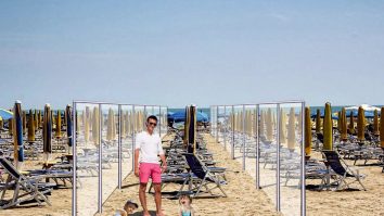 Nici plajă nu vom mai face la fel. Cabinele de plexiglas te așteaptă în Santorini