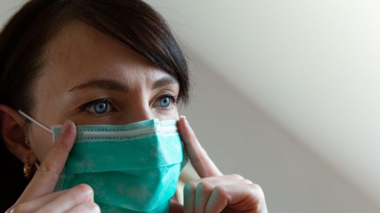 Englezii vor fi obligați să poarte măști de protecție când merg la cumpărături