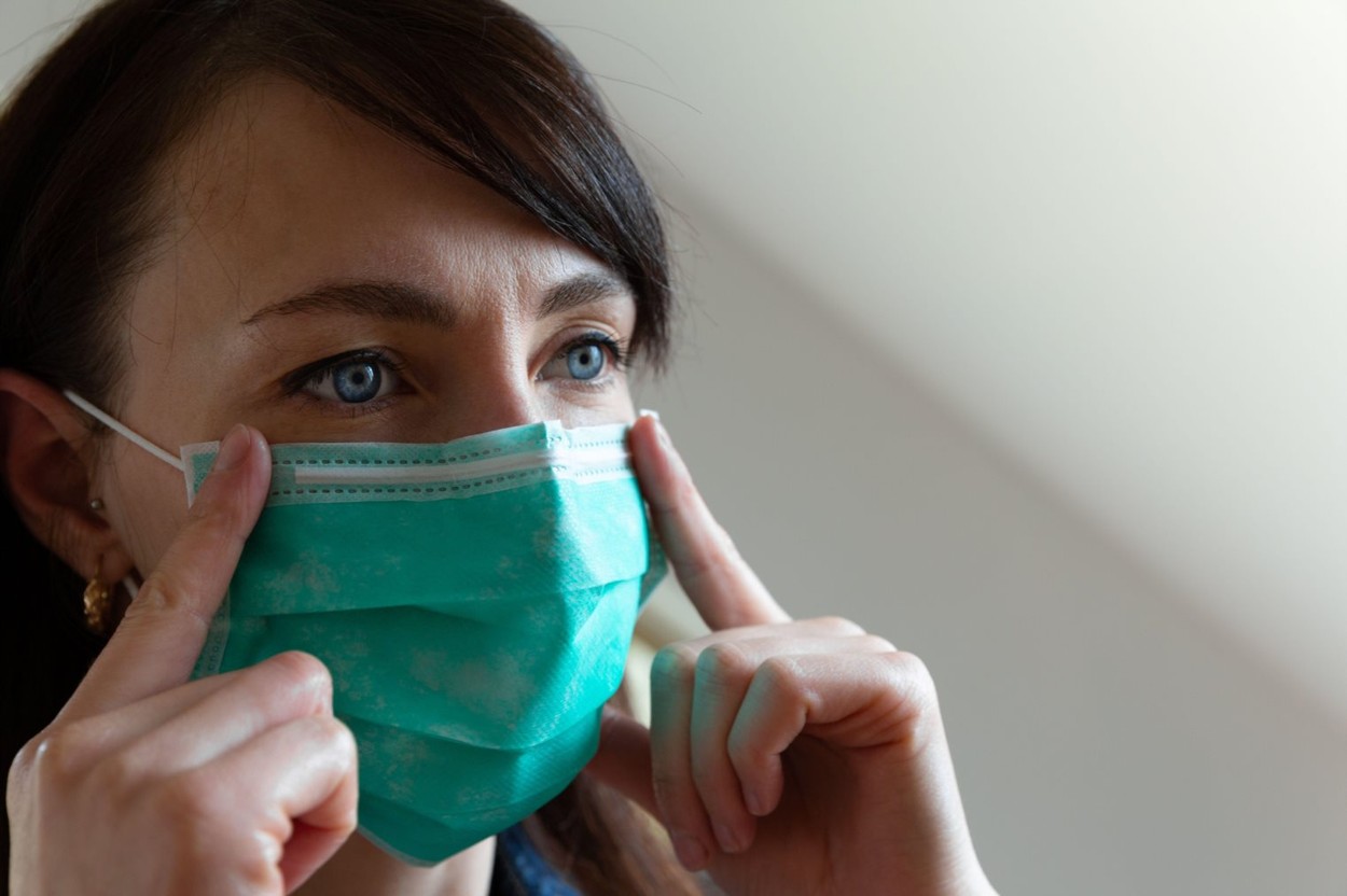 Englezii vor fi obligați să poarte măști de protecție când merg la cumpărături