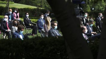 Casa Albă obligă oficialii să poarte măști, după ce doi angajați au fost testați pozitiv cu Covid-19