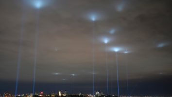 Imagini rupte parcă dintr-un film SF. Flashmob-ul OZN-urilor deasupra unor oraşe din Ucraina