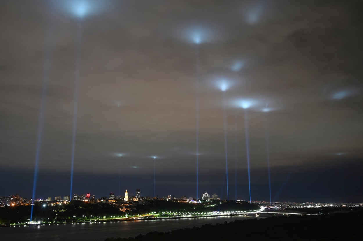Imagini rupte parcă dintr-un film SF. Flashmob-ul OZN-urilor deasupra unor oraşe din Ucraina