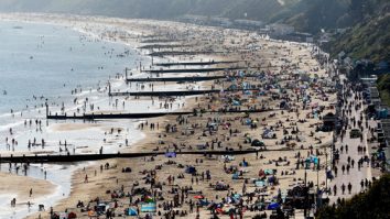 Englezii blocați în case, în timp ce turiștii iau cu asalt plajele în cea mai călduroasă zi din an