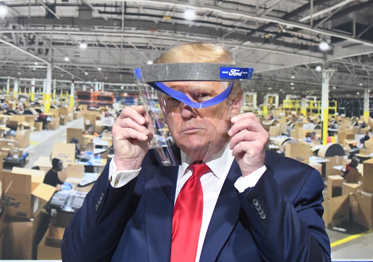 Donald Trump a fost pozat în premieră cu masca de protecție pe față