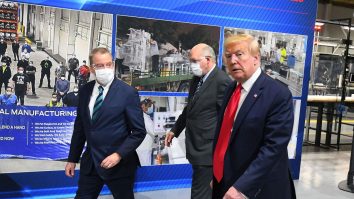 Donald Trump a fost pozat în premieră cu masca de protecție pe față
