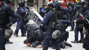 În Hong Kong au avut loc proteste violente: gaze lacrimogene și sute de manifestanţi reţinuţi